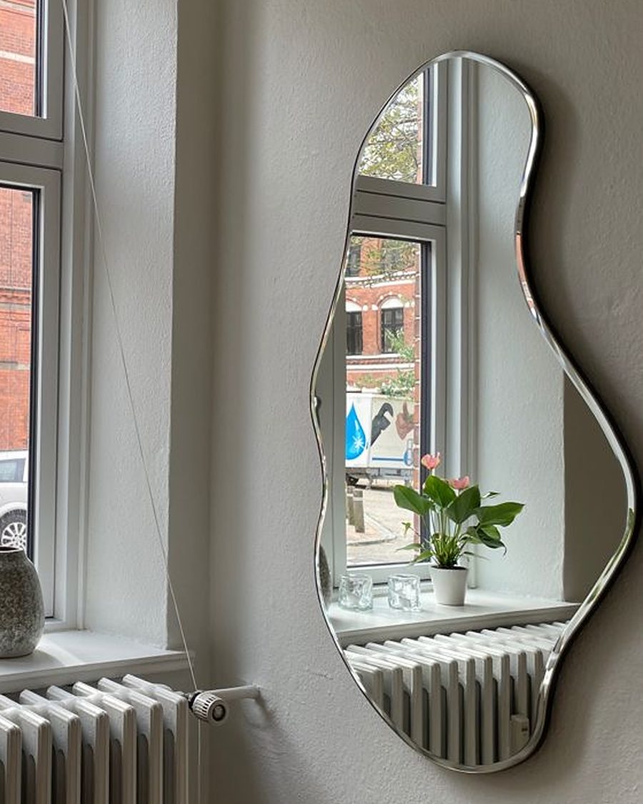 ferm LIVING Pond Mirror 不規則波浪形掛牆鏡，掛在窗邊暖氣片上方