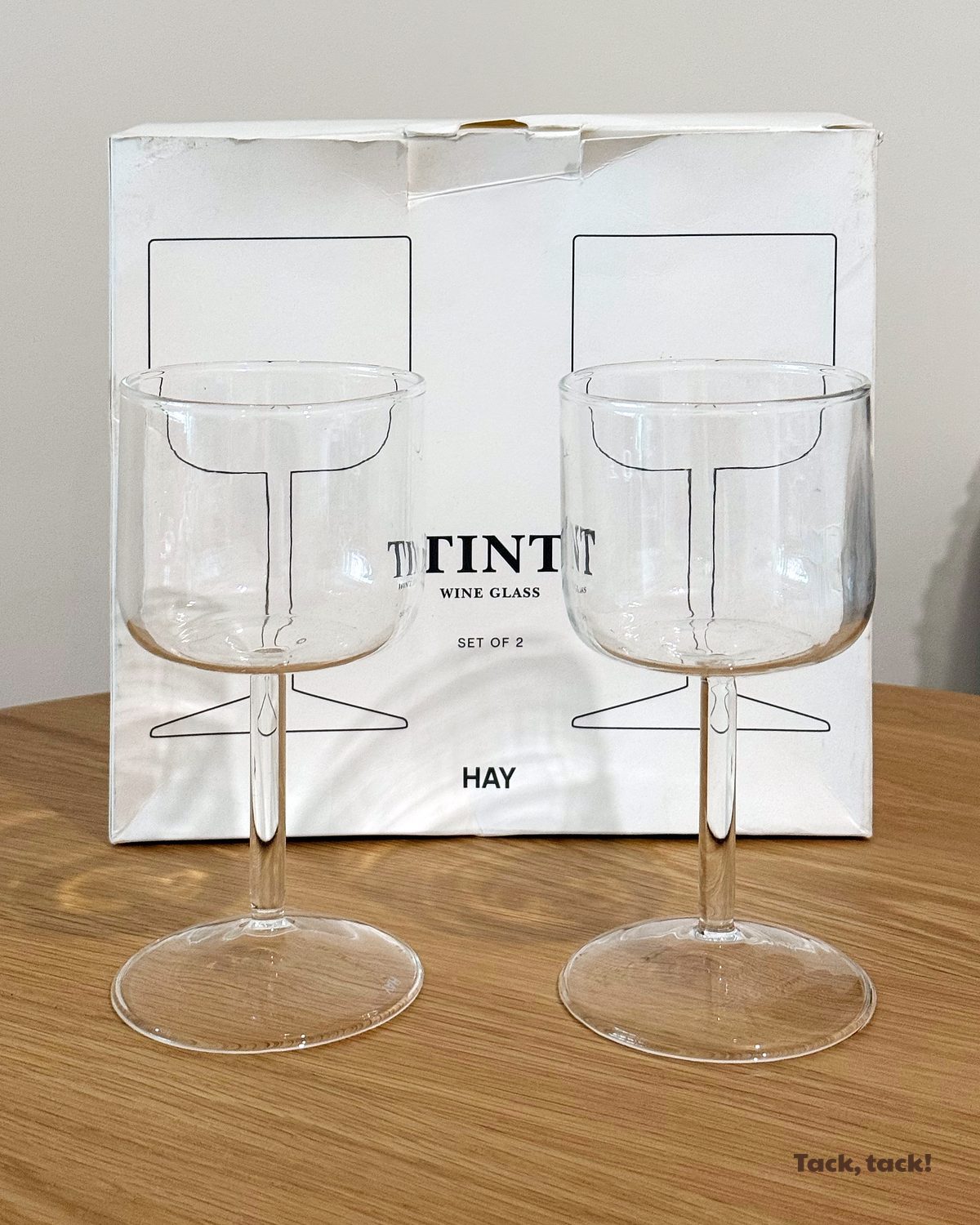 HAY Tint 透明酒杯兩隻裝,放在白色桌面上